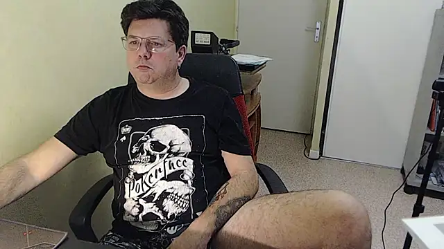 Snapshot of blueandwhite1 chatting on December 15, 4:55 pm blueandwhite1 online show from December 15, 4:55 pm