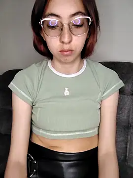 Snapshot of AnnieSparkle chatting on September 28, 2:55 pm AnnieSparkle online show from September 28, 2:55 pm