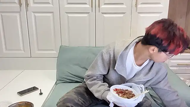 Snapshot of STxuguanhan chatting on October 19, 12:06 pm STxuguanhan online show from October 19, 12:06 pm