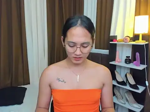 Snapshot of URHottestAngel chatting on October 8, 5:21 pm URHottestAngel online show from October 8, 5:21 pm