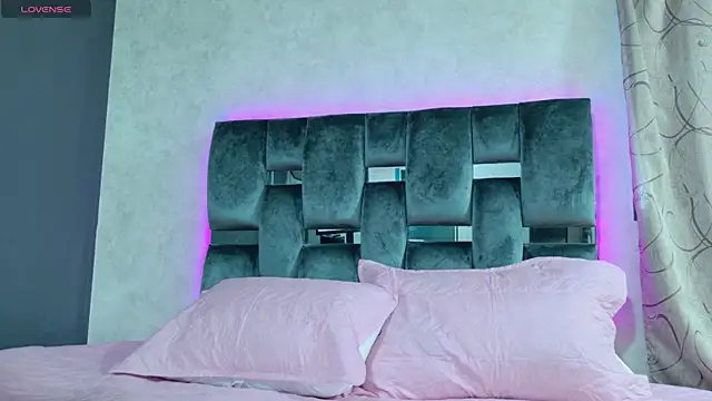 Luna sophya online show from October 2, 11:50 am