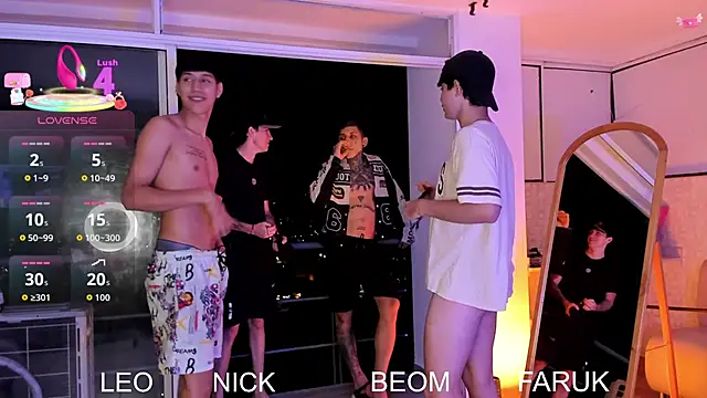 Snapshot of Handsomeboyss19 chatting on September 9, 3:06 am Handsomeboyss19 online show from September 9, 3:06 am