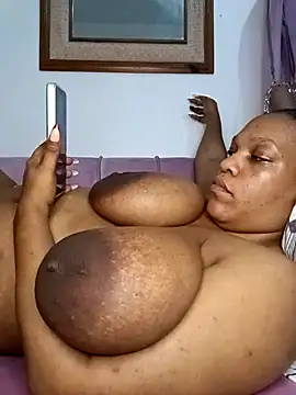 Snapshot of HappygalTheQueen chatting on February 19, 8:05 pm HappygalTheQueen online show from February 19, 8:05 pm