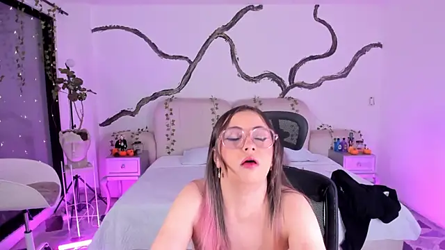 Snapshot of SarahCastro1_ chatting on October 25, 5:15 am SarahCastro1 online show from October 25, 5:15 am