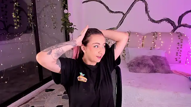 Snapshot of SarahCastro1_ chatting on November 13, 4:44 am SarahCastro1 online show from November 13, 4:44 am