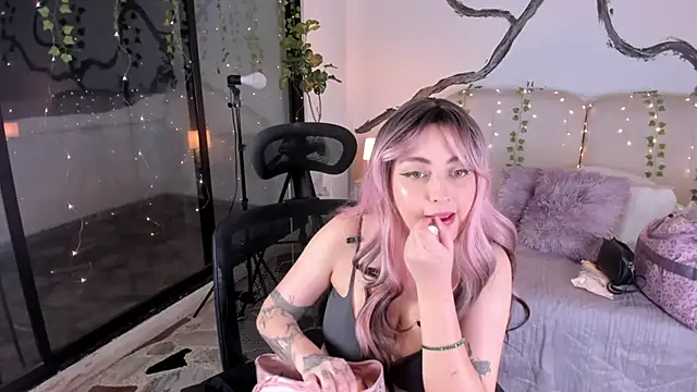 Snapshot of SarahCastro1_ chatting on November 15, 4:32 am SarahCastro1 online show from November 15, 4:32 am