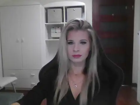Snapshot of KristineGlow chatting on October 7, 7:16 am KristineGlow online show from October 7, 7:16 am