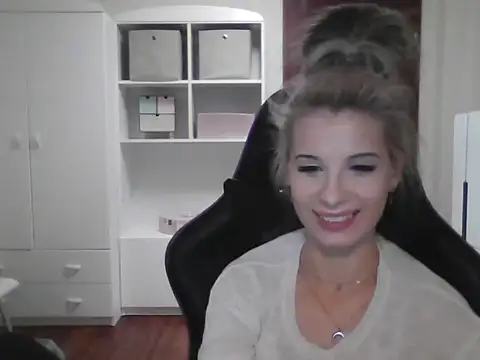 Snapshot of KristineGlow chatting on October 10, 6:18 pm KristineGlow online show from October 10, 6:18 pm