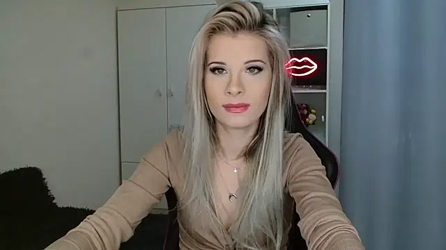 Snapshot of KristineGlow chatting on October 15, 7:08 am KristineGlow online show from October 15, 7:08 am