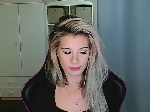 KristineGlow online show from November 27, 7:32 am