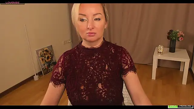 Snapshot of sexmom8 chatting on September 13, 9:31 am sexmom8 online show from September 13, 9:31 am