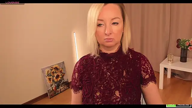 Snapshot of sexmom8 chatting on October 13, 10:26 am sexmom8 online show from October 13, 10:26 am