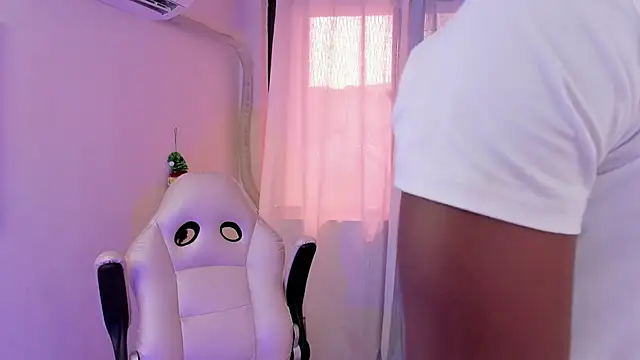 Snapshot of tau_montes chatting on November 20, 2:28 pm tau montes online show from November 20, 2:28 pm