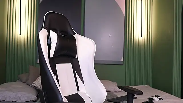 Snapshot of Nick_Vans chatting on October 10, 12:48 pm Nick Vans online show from October 10, 12:48 pm