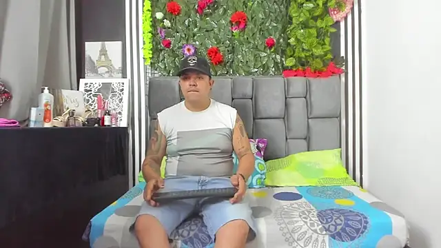 Snapshot of Hornycouple_Hot chatting on November 7, 8:20 pm Hornycouple Hot online show from November 7, 8:20 pm