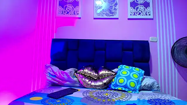 Snapshot of Hornycouple_Hot chatting on December 19, 7:43 pm Hornycouple Hot online show from December 19, 7:43 pm