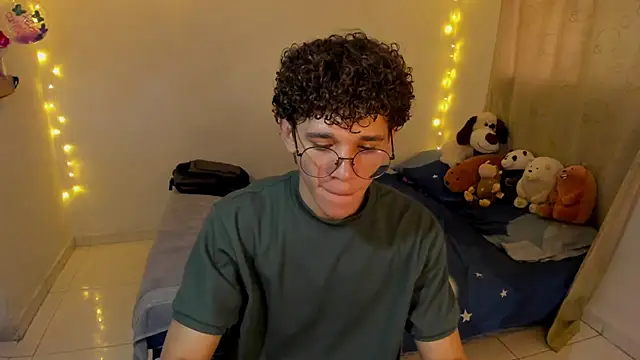 Snapshot of Tom_Blues chatting on December 18, 4:24 pm Tom Blues online show from December 18, 4:24 pm