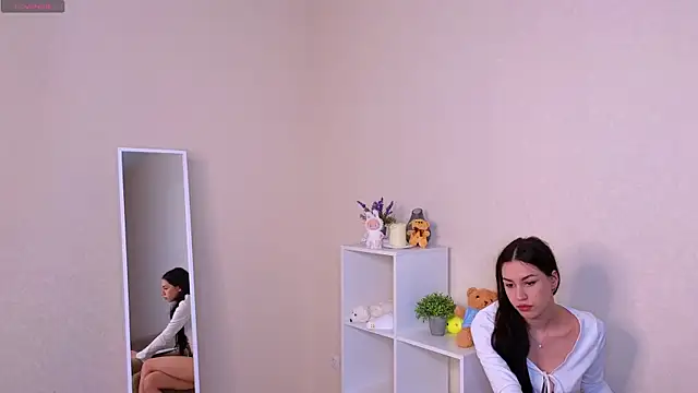 miacuteeee online show from October 23, 4:06 pm