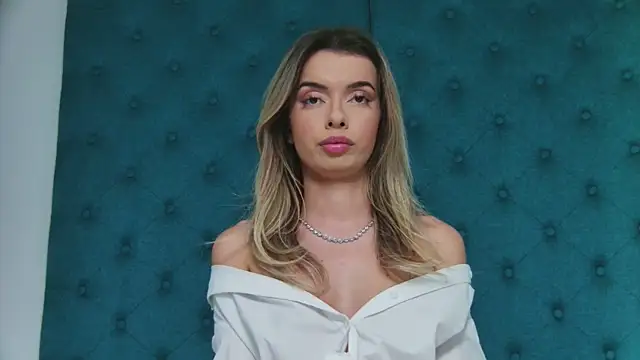 Snapshot of LollyShine chatting on December 1, 7:19 pm LollyShine online show from December 1, 7:19 pm