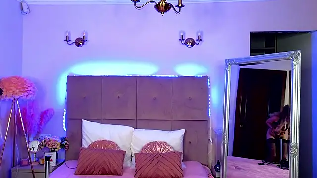 Nicole Bond online show from February 2, 4:11 am