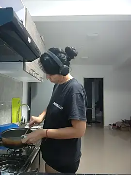 Snapshot of yohacriss chatting on November 10, 12:31 am yohacriss online show from November 10, 12:31 am