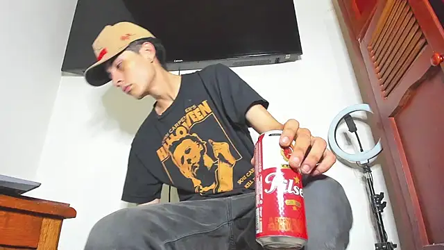 Snapshot of Master_liam00 chatting on November 25, 2:33 am Master liam00 online show from November 25, 2:33 am