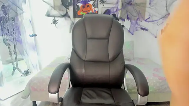 Snapshot of koraline_333 chatting on October 31, 9:05 pm koraline 333 online show from October 31, 9:05 pm