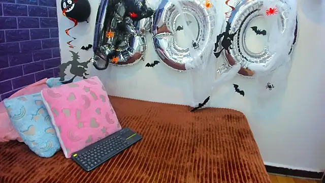 Snapshot of Cora_222 chatting on November 1, 7:27 pm Cora 222 online show from November 1, 7:27 pm