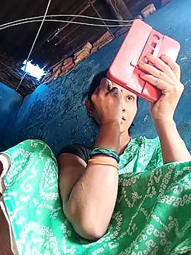 Snapshot of Jooli_xx chatting on October 17, 3:53 am Jooli xx online show from October 17, 3:53 am