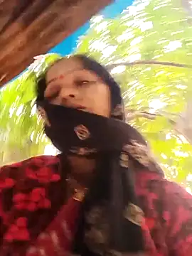 Snapshot of Jooli_xx chatting on November 10, 1:37 am Jooli xx online show from November 10, 1:37 am