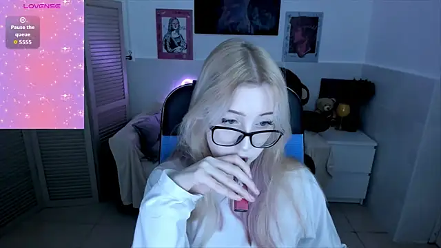 Snapshot of RubyBennett chatting on October 1, 7:03 am RubyBennett online show from October 1, 7:03 am