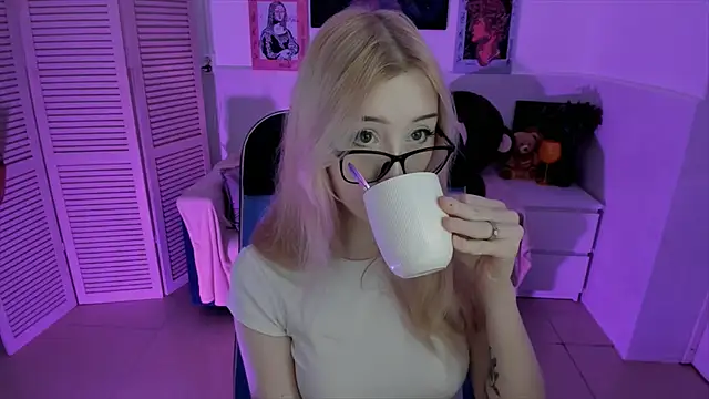 Snapshot of RubyBennett chatting on October 6, 7:06 am RubyBennett online show from October 6, 7:06 am