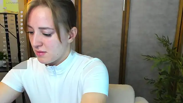 Snapshot of Alice_Cire chatting on October 13, 2:44 am Alice Cire online show from October 13, 2:44 am