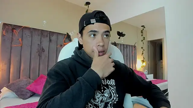 Snapshot of Muscle_Scott chatting on October 7, 12:13 pm Muscle Scott online show from October 7, 12:13 pm