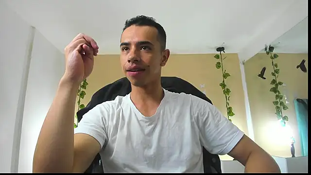 Snapshot of Muscle_Scott chatting on October 23, 12:26 pm Muscle Scott online show from October 23, 12:26 pm