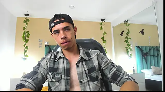 Snapshot of Muscle_Scott chatting on October 24, 12:23 pm Muscle Scott online show from October 24, 12:23 pm