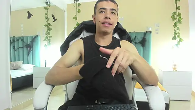 Snapshot of Muscle_Scott chatting on October 30, 12:28 pm Muscle Scott online show from October 30, 12:28 pm