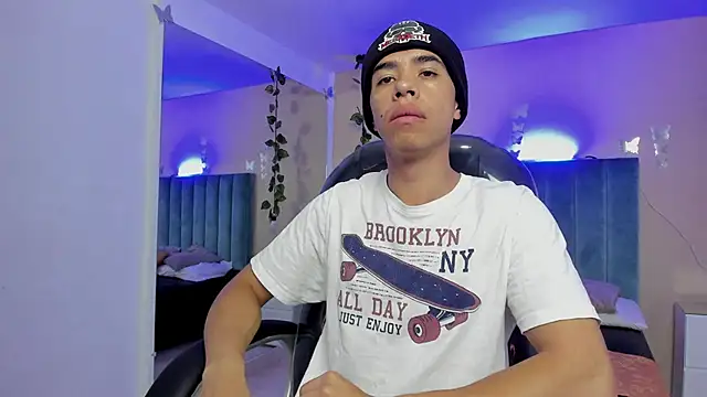 Snapshot of Muscle_Scott chatting on November 9, 1:53 pm Muscle Scott online show from November 9, 1:53 pm