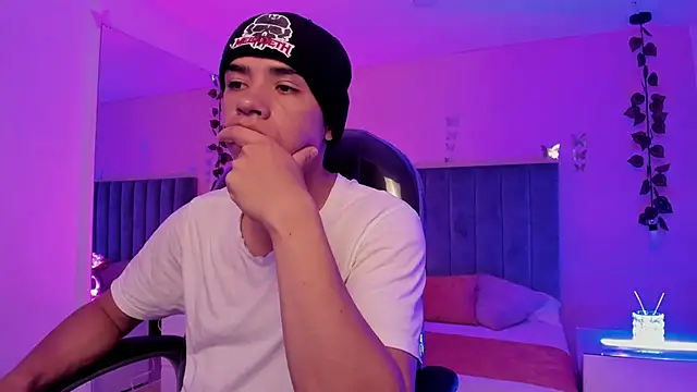 Snapshot of Muscle_Scott chatting on November 12, 12:38 pm Muscle Scott online show from November 12, 12:38 pm