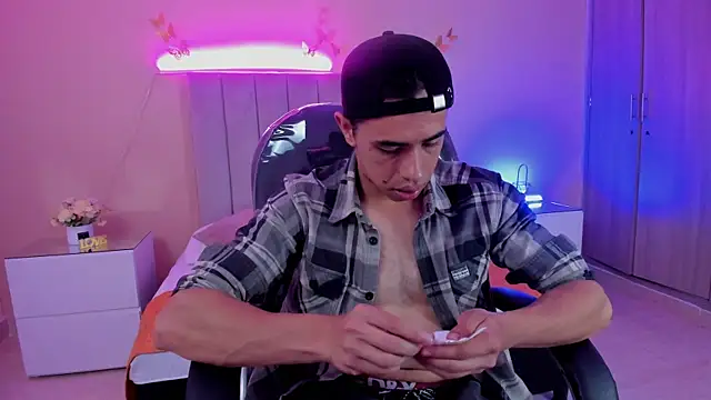 Snapshot of Muscle_Scott chatting on November 13, 12:59 pm Muscle Scott online show from November 13, 12:59 pm