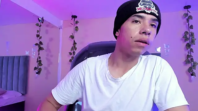 Snapshot of Muscle_Scott chatting on November 18, 1:04 pm Muscle Scott online show from November 18, 1:04 pm