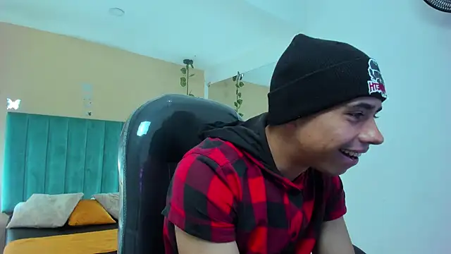 Snapshot of Muscle_Scott chatting on December 1, 12:32 pm Muscle Scott online show from December 1, 12:32 pm