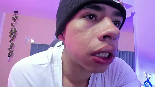 Snapshot of Muscle_Scott chatting on December 2, 12:32 pm Muscle Scott online show from December 2, 12:32 pm