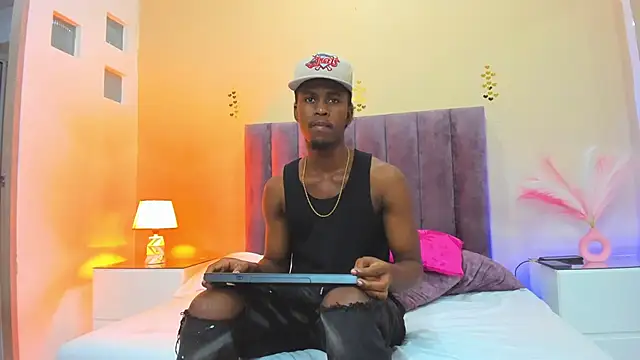 Snapshot of Kiaraa_y_Her_Crazy chatting on November 9, 5:50 am Kiaraa y Her Crazy online show from November 9, 5:50 am