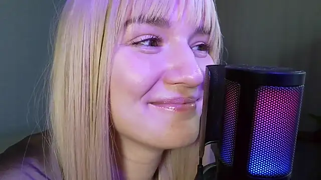 Snapshot of LunaXLoverx chatting on October 8, 10:18 pm LunaXLoverx online show from October 8, 10:18 pm