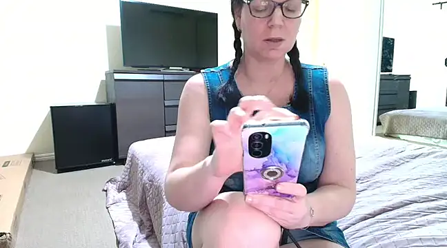 aussiepeaches online show from February 27, 11:10 am