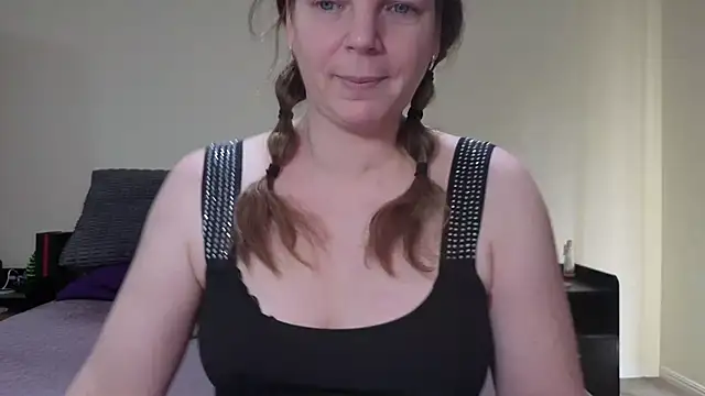 aussiepeaches online show from February 10, 1:43 am