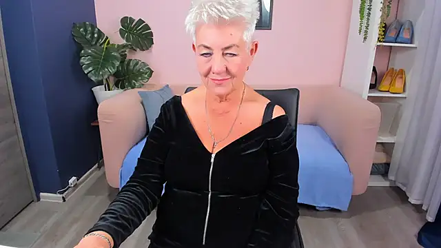 Snapshot of HotandMature chatting on November 7, 8:47 am HotandMature online show from November 7, 8:47 am