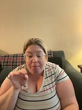 Snapshot of sexymommy1988 chatting on September 24, 5:05 pm sexymommy1988 online show from September 24, 5:05 pm
