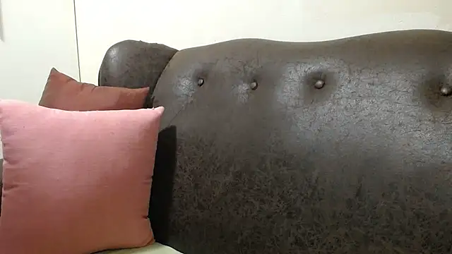 Snapshot of bustylaura4u chatting on February 14, 10:14 pm bustylaura4u online show from February 14, 10:14 pm